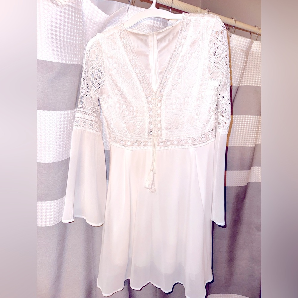 Size M white dress with sleeves